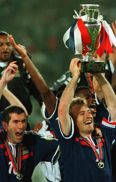 Didier Deschamps höjer bucklan
