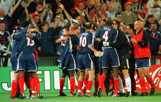 Stor glädje i franska laget sedan David Trezeguet avgjort