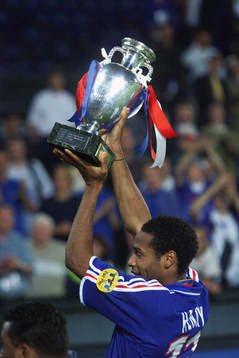 Thierry Henry, Frankrike höjer bucklan