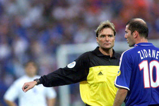Den svenske domaren Anders Frisk och Zinedine Zidane,
