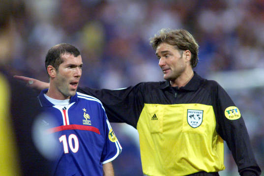 Den svenske domaren Anders Frisk och Zinedine Zidane,