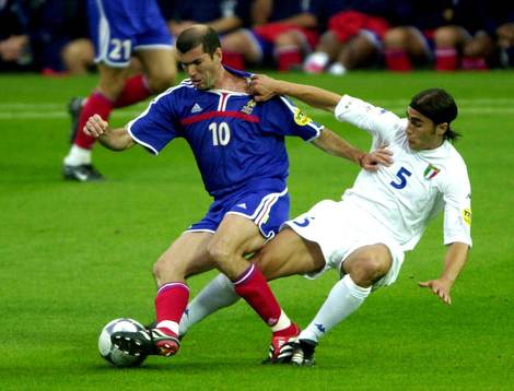 Zinedine Zidane, Frankrike uppvaktas av Fabio Cannavaro,