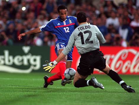Thierry Henry, Frankrike och Francesco Toldo, Italien