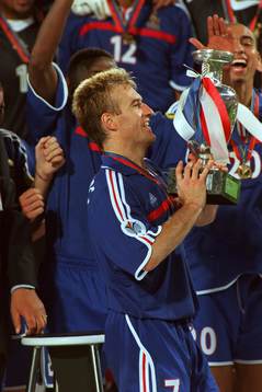 Frankrike jublar (Jubel) när Didier Deschamps höjer