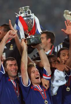 Frankrike jublar (Jubel) när Didier Deschamps höjer