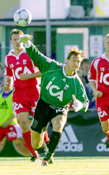 Göteborgs målvakt Bengt Andersson kastar ut bollen