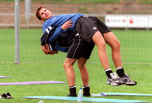 Magnus Arvidsson lyfter Andreas Jakobsson