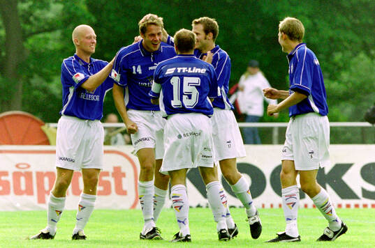 Trelleborgs Mika Kottila jublar och gratuleras