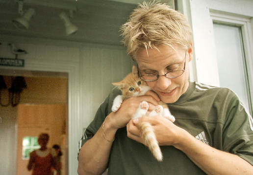 Mikael Nilsson och en av familjens kattungar. (katt)