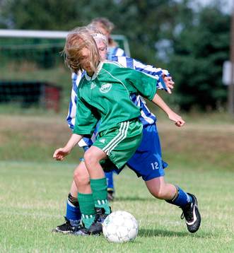 Kamp om bollen. (närkamp, flickor, flicka)