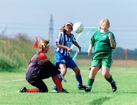 Kamp om bollen. (närkamp, flickor, flicka)