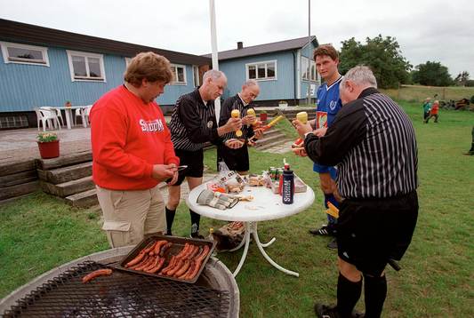 Domarna blir serverade korv