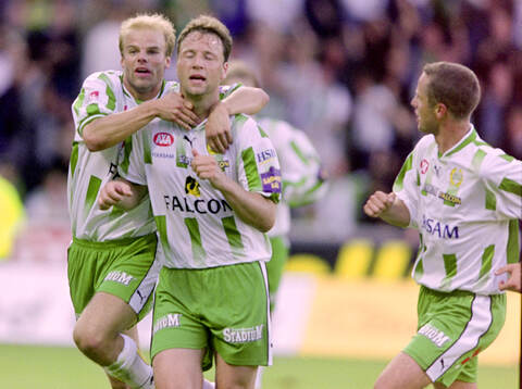 Hammarbys målskytt till 1-0 Andreas Bild (i mitten) jublar