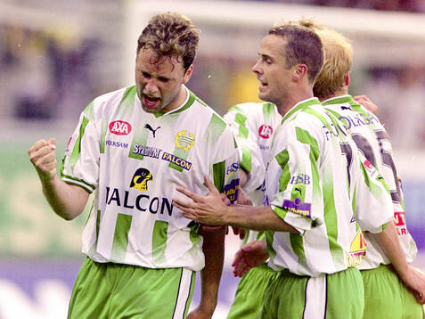Hammarbys målskytt till 1-0 Andreas Bild (t v) jublar med