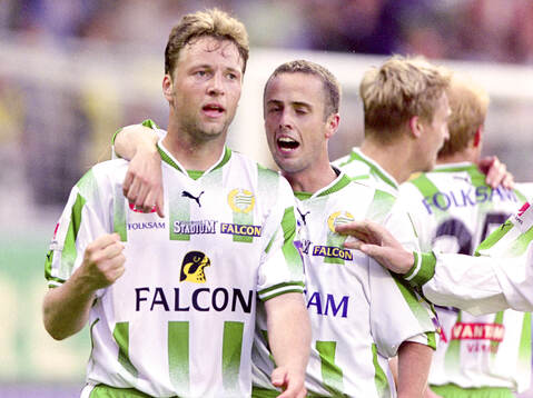 Hammarbys målskytt till 1-0 Andreas Bild (t v) jublar med