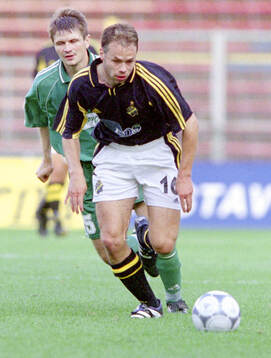 AIK:s Andreas Alm jagas av Gomels Aleh Charapniou