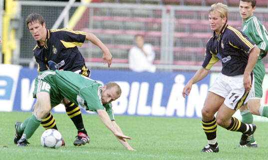 AIK:s Thomas Lagerlöf (t v) och Martin Åslund mot Gomels
