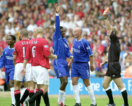 Roy Keane, Manchester blir utvisad av Mike Realy, domare