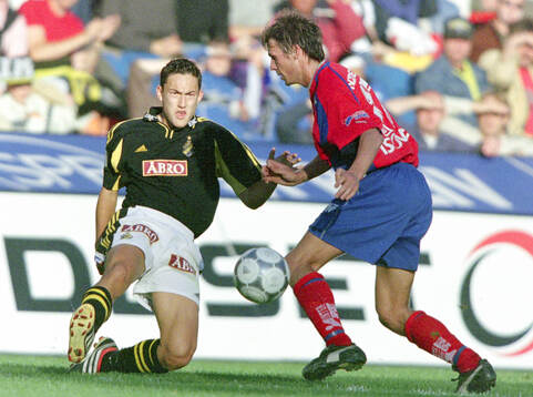 AIK:s Stefan Ishizaki mot Helsingborgs Lars Bakkerud