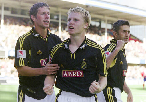 AIK:s Karl Corneliusson (mitten) jublar