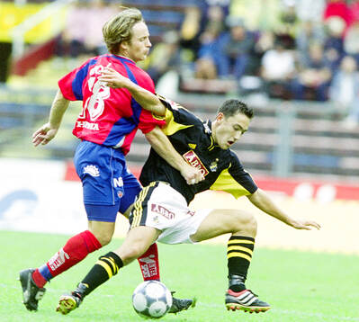 Helsingborgs Lars Bakkerud mot AIK:s Stefan Ishizaki