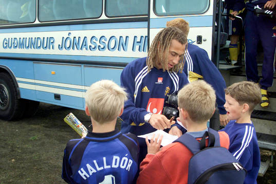 Henrik Larsson skriver autografer