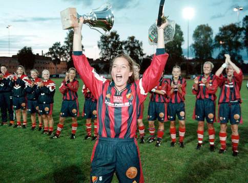 Marie Ewrelius, Djurgården höjer pokalen (pokal, jubel)