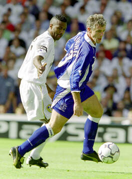 Leeds Lucas Radebe (L) against Evertons Mark Hughes