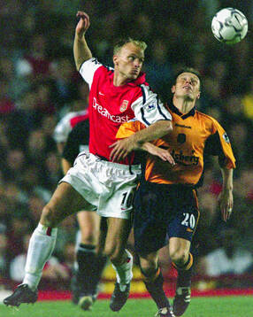 Arsenals Dennis Bergkamp (L) against Liverpools Nick Barmby