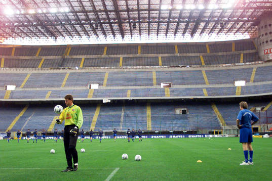 Helsingborgs IF på San Siro. Sven Andersson känner på