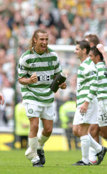 Henrik Larsson jublar. (Jubel, skada)
