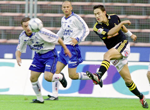 AIK:s Stefan Ishizaki skjuter framför Norrköpings Mikael