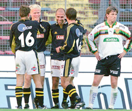AIK:s David Ljung (2:a fr v) gratuleras av Andreas Alm,