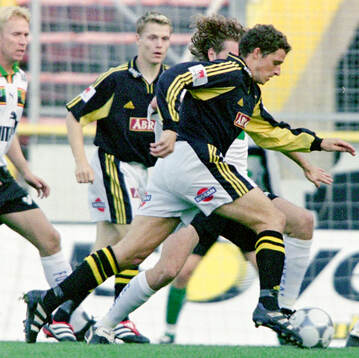 AIK:s Hans Bergh med bollen