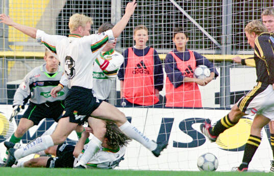 AIK:s Daniel Tjernström skjuter 1-0 förbi GAIS Magnus