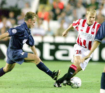 Par Zetterberg of Olympiacos vies with Didier Deschamps of