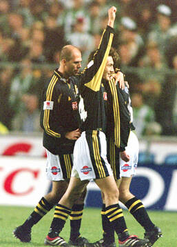 AIK:s AIK:s målskytt Andreas Alm (t h) gratuleras av Teddy