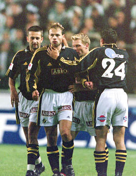 AIK:s AIK:s målskytt Andreas Alm (3:a fr h) jublar med