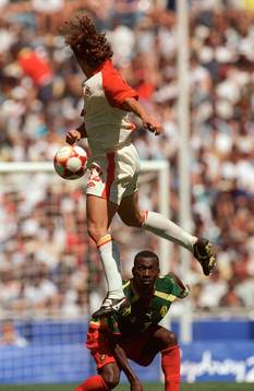 Puyol, Spanien och Nicolas Alnoudji, Kamerun