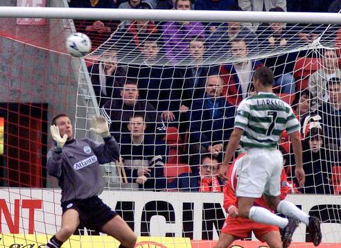 Styrkan satt inte i håret. Henrik Larsson gör mål på
