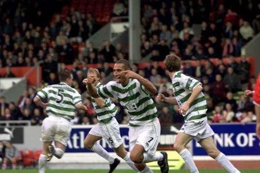 Styrkan satt inte i håret. Henrik Larsson jublar