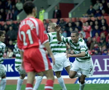 Styrkan satt inte i håret. Henrik Larsson jublar