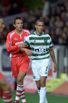 Styrkan satt inte i håret. Henrik Larsson i sin nya frisyr