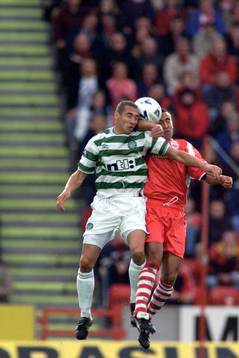 Styrkan satt inte i håret. Henrik Larsson i sin nya frisyr