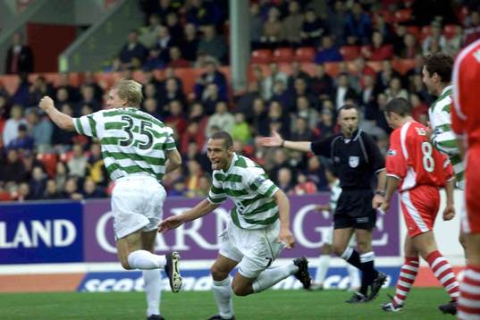 Styrkan satt inte i håret. Henrik Larsson jublar