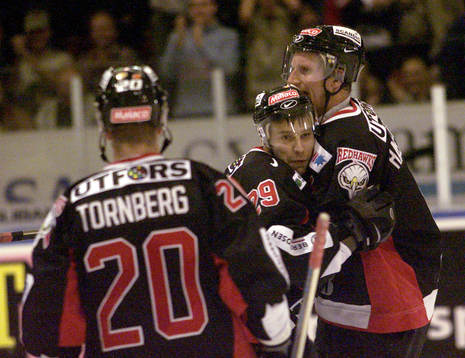 Kim Staal omfamnas av Peter Hasselblad