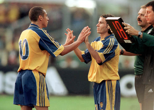 Henrik Larsson och Yksel Osmanovski byter
