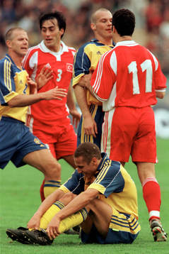 Henrik Larsson, Sverige grinar illa. Roland Nilsson och