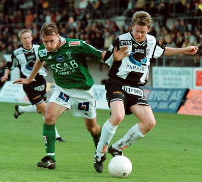 Tremåls- skytten Håkan Söderstjerna fintar bort en