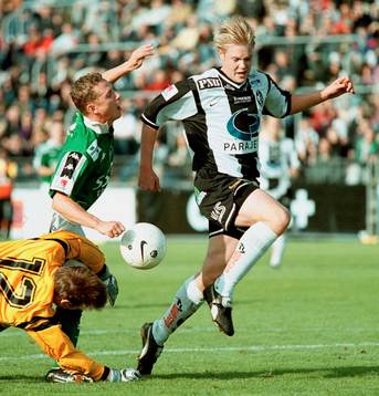 Matthias Eklund rundar Gunnar Sigürsson och får så när